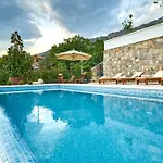 Luxe House Near With Pool,jacuzzi, Sauna * イェセニツェ