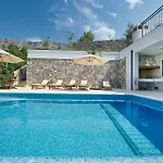 Luxe House Near With Pool,jacuzzi, Sauna