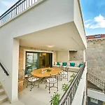 Luxe House Near With Pool,jacuzzi, Sauna